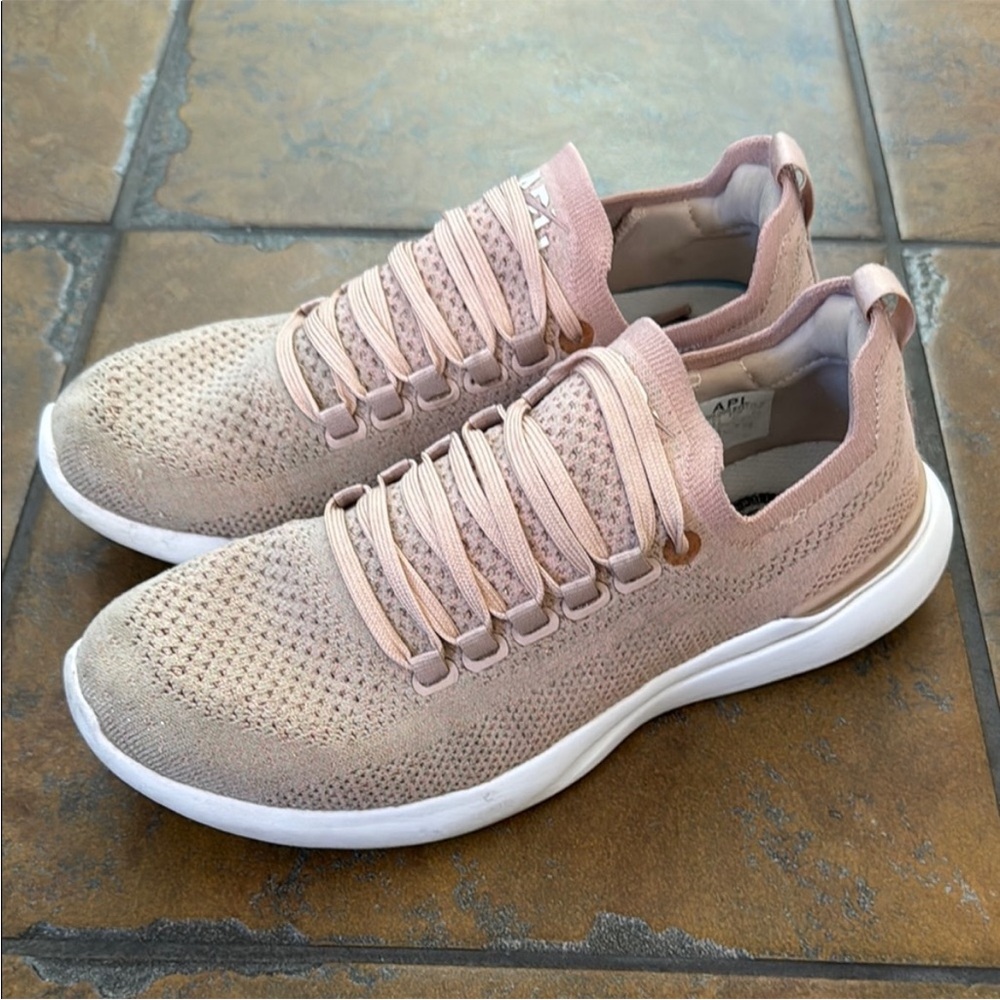 APL Techloom Breeze Running Shoes Sneakers 7 women’s creme plaster pink